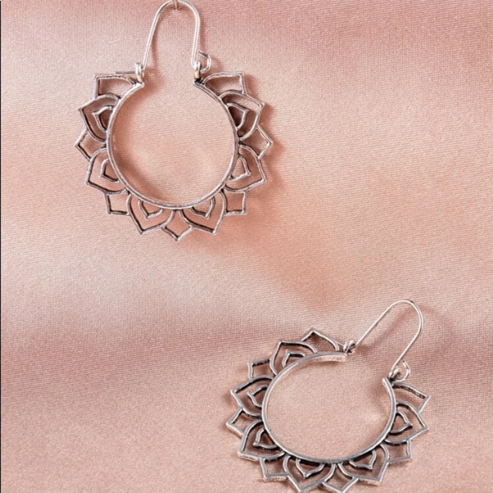 Bohemian hollow out silver earrings - Picture 3 of 6